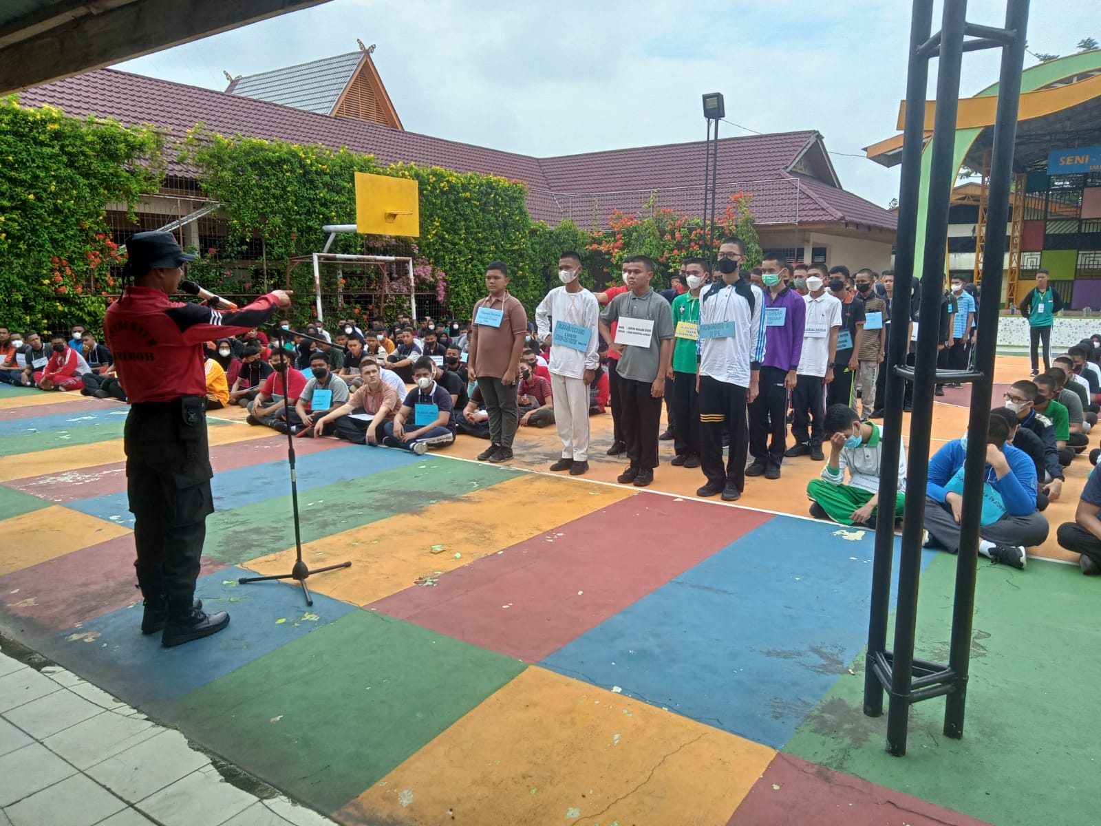 Personel Satbrimob Polda Riau melatih PBB Siswa Siswi baru SMK N 2 Pekanbaru dan SMK N 7 Pekanbaru